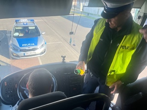 policjant podczas kontroli kierowcy autobusu na stan trzeźwości