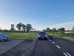 policjantki stojące przy samochodzie