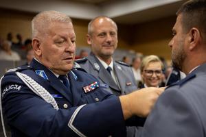 mł. insp. Andrzej Szary nadający medal policjantowi