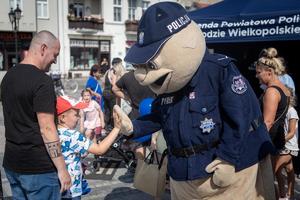 sierżant Pyrek witający się z dzieckiem