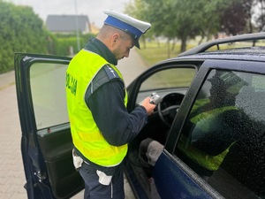 policjant sprawdzający stan trzeźwości kierującego