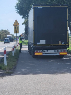 policjant kontolujący ciężarówkę