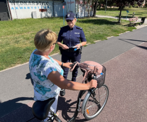 policjantka rozmawiająca z rowerzystką