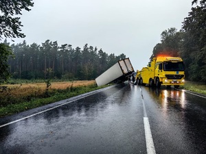 ciężarówka wyciągana z rowu