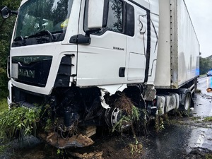 ciężarówka po kolizji