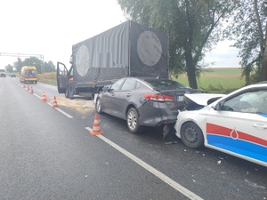 trzy samochody uczestniczące w kolizji
