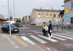 policjanta z dzieckiem na pasach