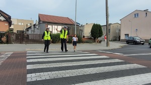 policjanci z dziećmi na pasach