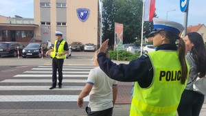 policjantka machająca przy przejściu dla pieszych