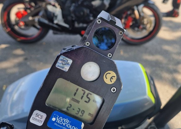 85 km/h za szybko – 2500 zł mandatu oraz 15 punktów karnych dla kierującego motocyklem