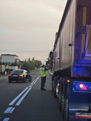 kontrola policjanta przy ciężarówce