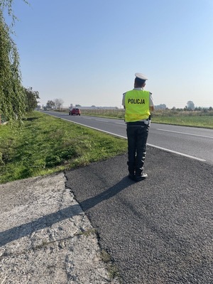 policjant mierzący prędkość