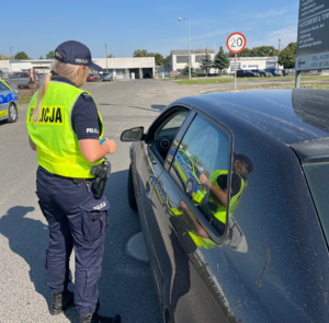 policjantka przy samochodzie osobowym