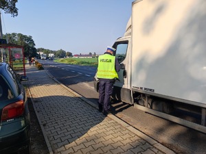 policjant stojący przy ciężarówce