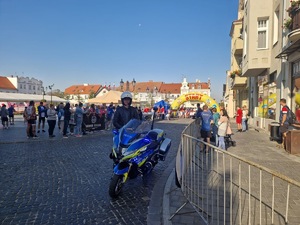 policjant na motocyklu