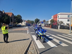 policjnat jadący na motocyklu