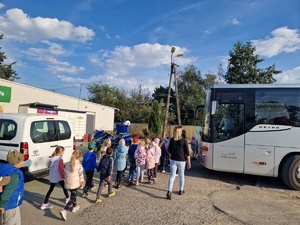 idące dziec i do autobusu