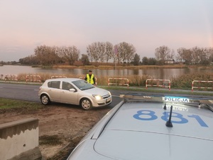 policjant stojący przy samochodzie