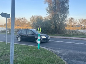 policjant stojący przy aucie