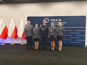 4 policjantów z komendantem