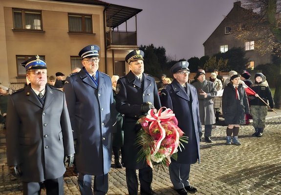 Uroczystość odsłonięcia tablicy pamiątkowej w Środzie Wlkp.