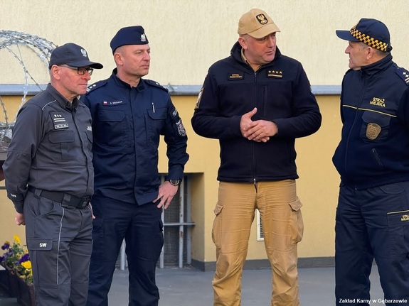 Ćwiczenia policjantów na terenie Oddziału Zewnętrznego w Środzie Wlkp.